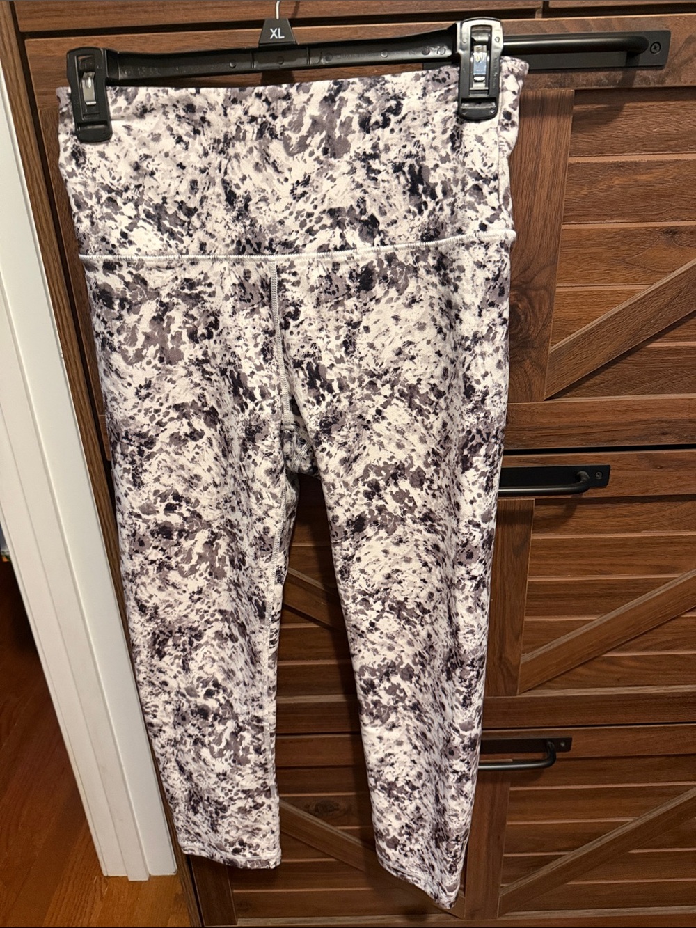 ivory ella Marble-Print Leggings in White and Black Speckle
